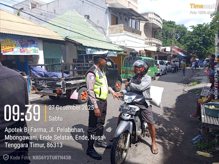 Tertibkan Arus Lalin di Pasar Mbongawani, Satgas Ops Lilin Turangga 2025 Berikan Himbauan Humanis