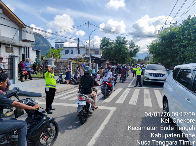 Pastikan Ibadah Berjalan Khidmat, Personel Polres Ende Melakukan Pengamanan di Sejumlah Gereja