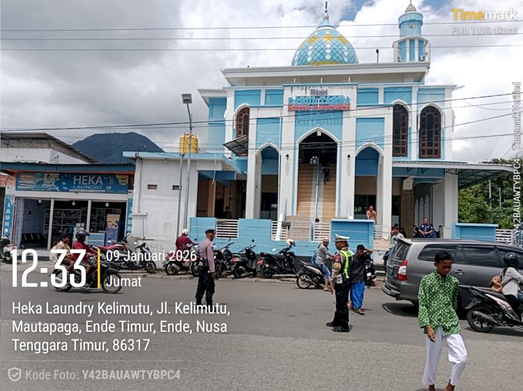 Pastikan Berjalan Aman, Personel Polres Ende Jaga Ibadah Sholat Jumat di Masjid Darul Taqwa