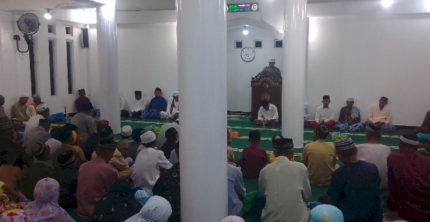 Hadir dalam Peringatan Isra’ Mi’raj, Kapolsek Pulau Ende Ajak Warga Jaga Iman danTaqwa serta Jaga Kamtibmas