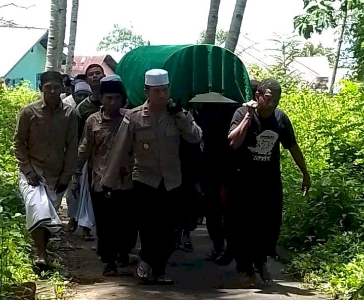Polri Untuk Masyarakat, Kapolsek Pulau Ende Hadiri Pemakaman Warga