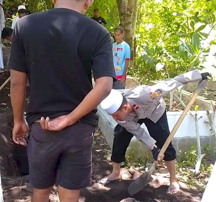 Polri Untuk Masyarakat, Kapolsek Pulau Ende Hadiri Pemakaman Warga