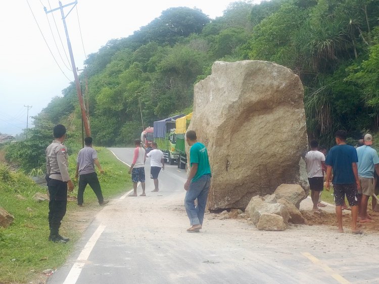 Jalur Trans Ende Bajawa Sempat Lumpuh Akibat Material Longsor Menutup Badan Jalan, Polis dan Warga Bergerak Cepat