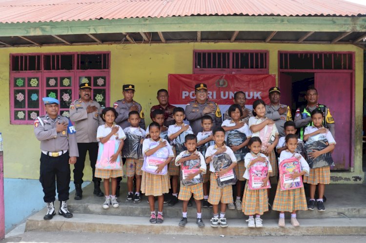 Polri Untuk Masyarakat: Kapolres Ende Polda NTT Peduli Pendidikan Turun Langsung Bagikan Tas dan Alat Tulis Sekolah