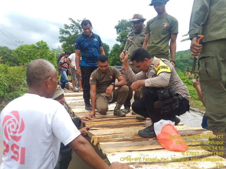 Polri Untuk Masyarakat, Personel Brimob dan Polsek Wewaria Bangun Jembatan Darurat Bagi Warga Desa Fataatu