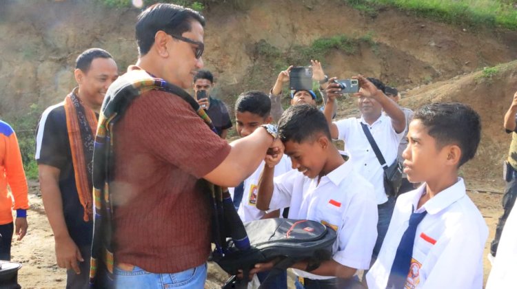 Wakapolda NTT Kunjungi SMPN 48 Sa Ate Gaikiu, Salurkan Bantuan bagi Sekolah Terdampak Bencana