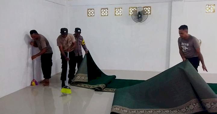 Awal Bulan Ramadhan, Polsek Pulau Ende Polres Ende Polda NTT Bersama Warga Kompak Gelar Aksi Indonesia Asri