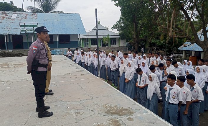 Tumbuhkan Kesadaran Hukum Sejak Dini, Polsek Pulau Ende Laksanakan Police Goes to School