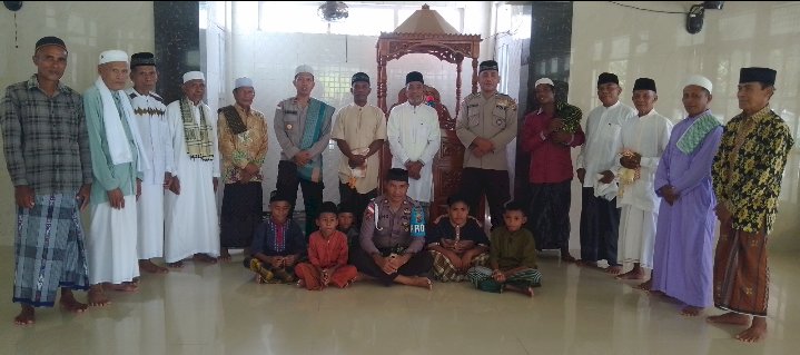 Polsek Pulau Ende Gelar Jum’at Berkah dan Jum'at Curhat di Masjid Nurul Iman Ekoreko
