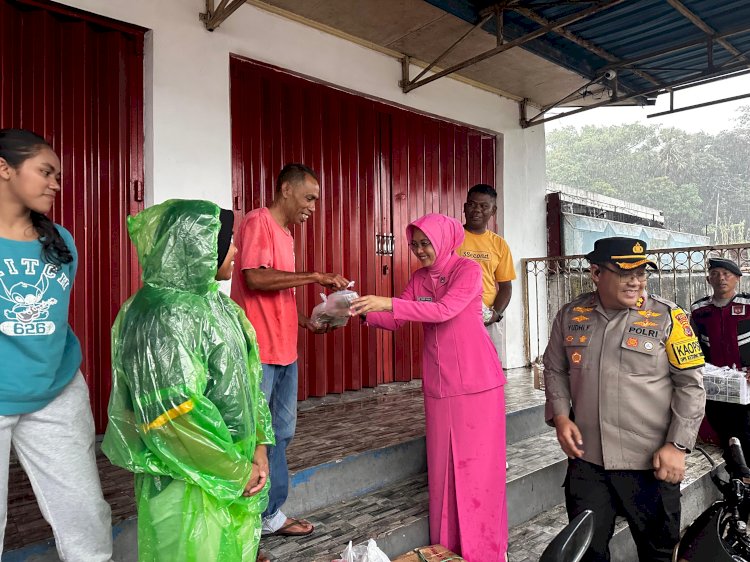 Kapolres Ende Bersama Ketua Bhayangkari Terjang  Hujan Demi Berbagi Takjil kepada Masyarakat