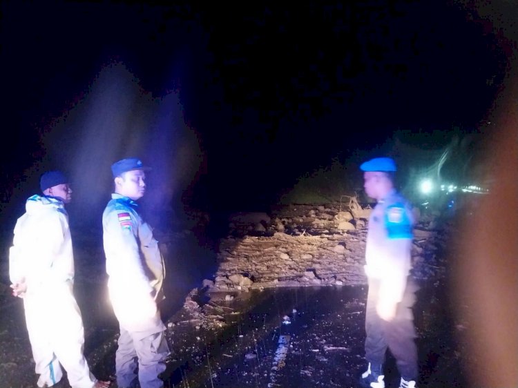 Hujan Deras Guyur Wilayah Detusoko, Personel Polres Ende Sigap Cepat Tangani Bencana Longsor di Desa Roa