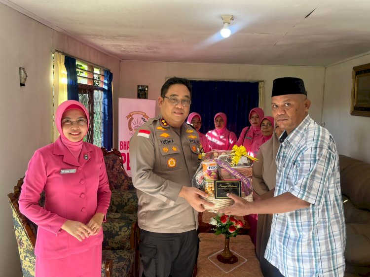 Wujud Kepedulian Pimpinan, Kapolres Ende Sambangi Personel yang Sedang Sakit