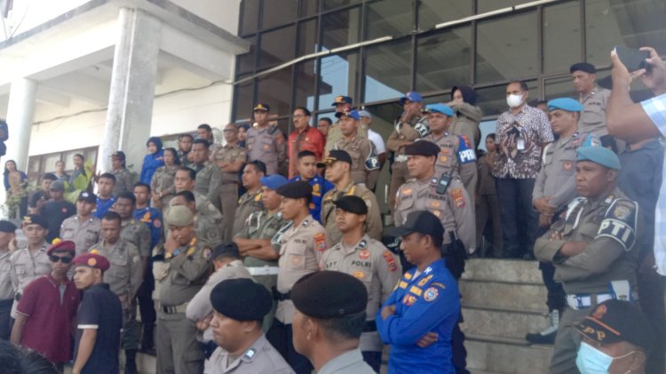 Personel Polres Ende Kawal Aksi Damai dari Gabungan Aktivis PMKRI, IMM dan Warga