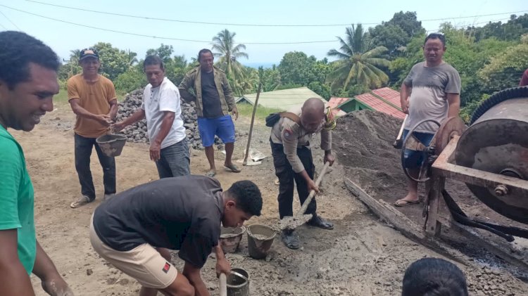 Sinergi Tanpa Batas, Aipda Yahya Bahu Membaju Bersama Umat Paroki St.Maria Woronio Bergotong Royong Rabat Halaman Gereja