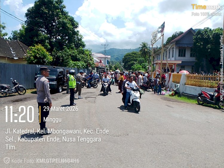 Kawal Pekan Suci, Personel Polres Ende Tebar Rasa Aman di Perayaan Minggu Palma