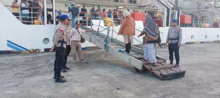 Personel Pos Terpadu Ops Semana Santa Turangga 2026 Kawal Ratusan Penumpang KM Wilis di Pelabuhan Ippi