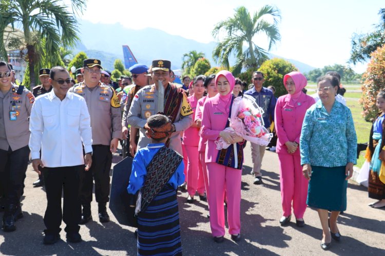 Kapolda NTT Disambut Tarian Wanda Pala Saat Kunjungan Kerja di Kabupaten Ende