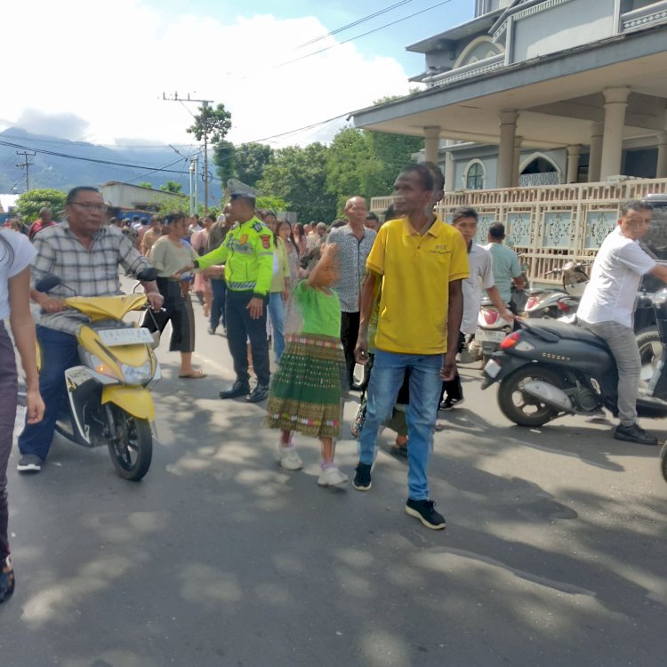 Pastikan Ibadah Aman, Personel Polres Ende Beri Pengamanan Ibadah Misa Minggu Pagi di Gereja St. Martinus Puurere