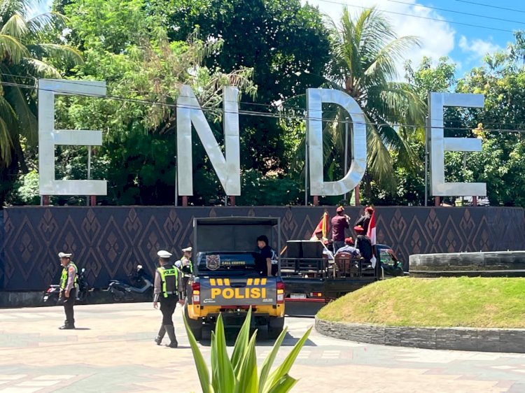 PMKRI Cabang Ende Gelar Aksi Orasi Keliling Kota Ende, Personel Polres Ende Lakukan Pengawalan Maksimal