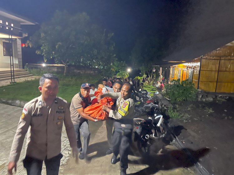 Personel Polres Ende Polda NTT Evakuasi Jasad Balita 1,8 Tahun Korban Kebakaran Rumah di Kelurahan Kota Ratu
