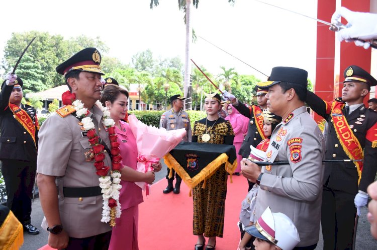 Haru dan Penuh Penghormatan, Kapolda NTT Pimpin Tradisi Pedang Pora Pelepasan Brigjen Pol Baskoro Tri Prabowo