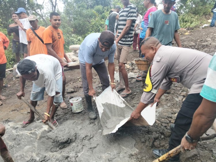 Wujud Nyata Polisi Penolong, Aipda Rasyidi Irfat Ibrahim dan Warga Kurulimbu Bahu Membahu Perbaiki Jalan Rusak