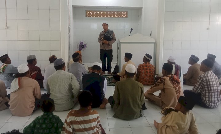 Polsek Pulau Ende Gelar Jum'at Berkah dan Jum'at Curhat di Masjid Al Mujahidin Ma'u Au