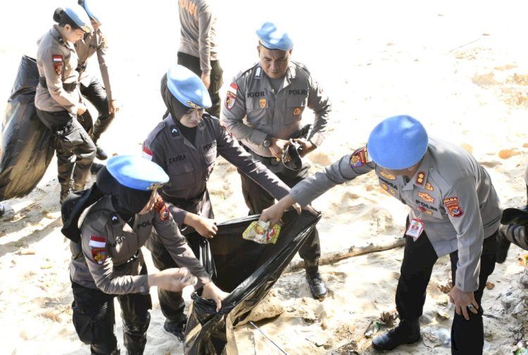 Kabidpropam Polda NTT Pimpin Penyamatan Baret Biru dan Aksi Bersih Pantai Pasir Panjang