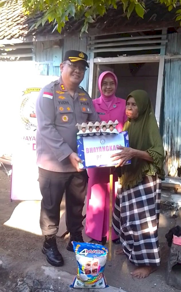 Kapolres Ende dan Ketua Bhayangkari Cabang Ende Salurkan Bantuan Sosial kepada Warga Pulau Ende