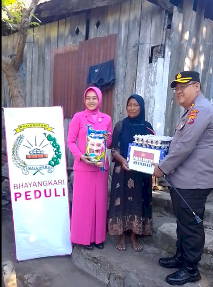 Kapolres Ende dan Ketua Bhayangkari Cabang Ende Salurkan Bantuan Sosial kepada Warga Pulau Ende