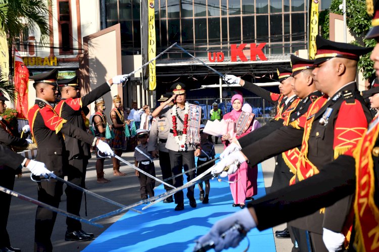 Tradisi Pedang Pora Sambut Wakapolda NTT Brigjen Pol Faizal, Awali Pengabdian di Bumi Flobamorata