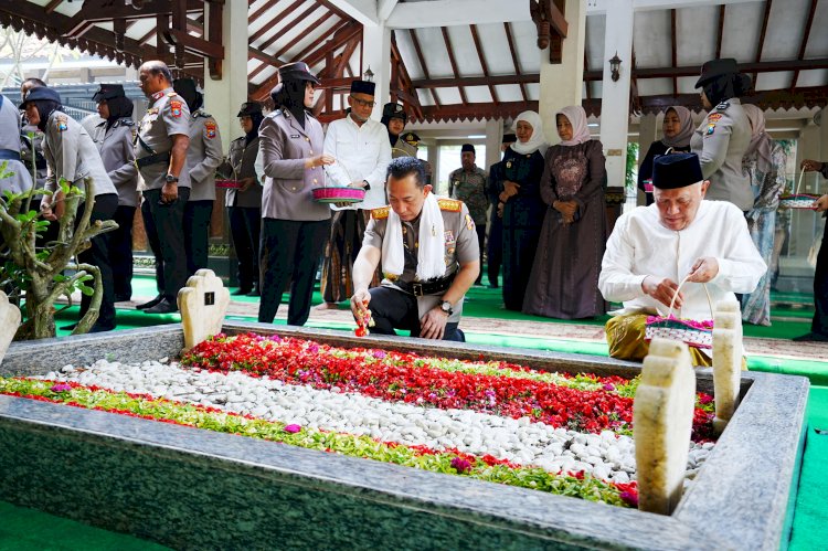 Kapolri Kenang Jejak Reformasi Gus Dur Melalui  Ziarah di Tebuireng Jelang Hari Bhayangkara ke-80