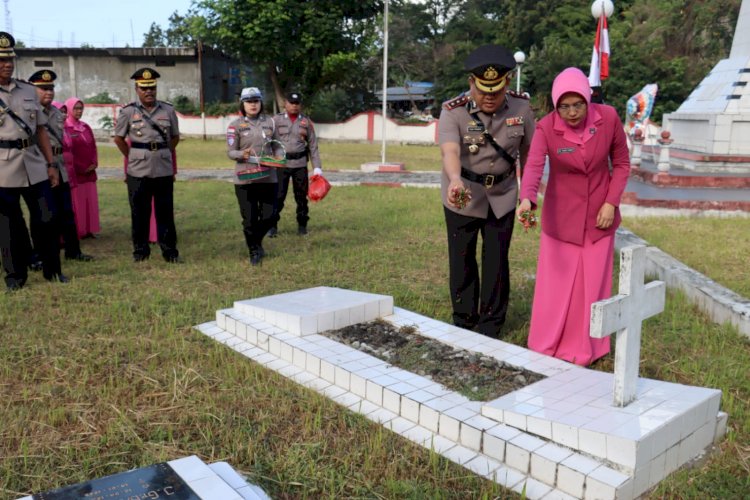 Mengenang Jasa Para Pahlawan Polri, Polres Ende Polda NTT Gelar Ziara Makam dan Tabur Bunga di Laut