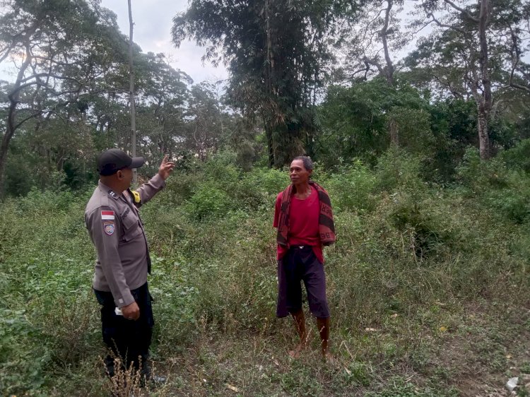 Jaga Kelestarian Hutan dan Kamtibmas, Bhabinkamtibmas Polsek Maurole Menyapa Warga Desa Kebesani