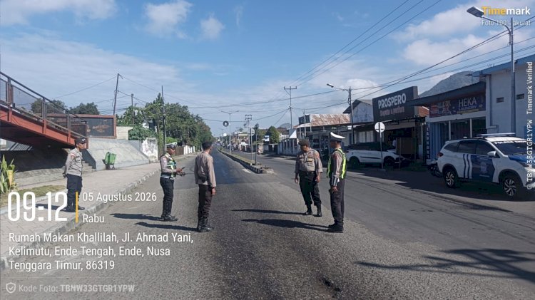 Respon Cepat Layanan Call Center 110: Polres Ende Polda NTT Bergerak Cepat Amankan Tumpahan Solar di Simpang Lima