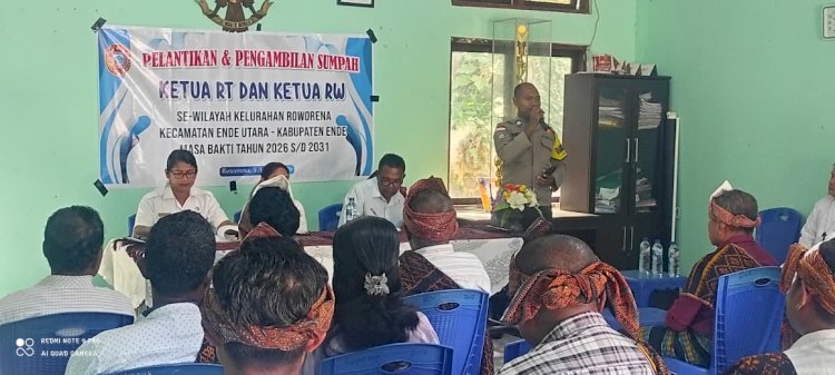 Perkuat Sinergi hingga Tingkat RT/RW, Bhabinkamtibmas Kelurahan Roworena Kawal Pelantikan Pengurus Baru dan Gaungkan Cegah TPPO