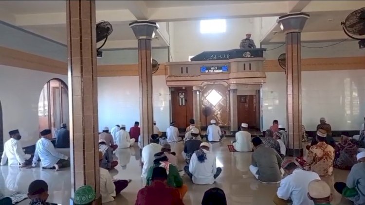 Kapolsek Ende Jadi Khatib dan Imam Sholat Jumat, Ajak Jamaah Tingkatkan Iman dan Jauhi Perbuatan Maksiat