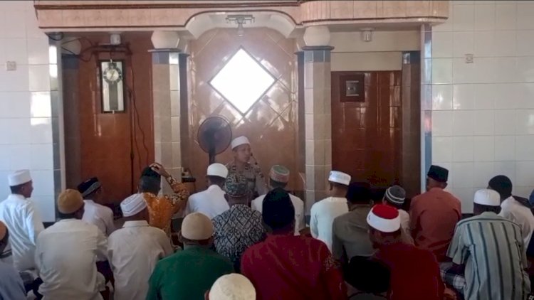 Kapolsek Ende Jadi Khatib dan Imam Sholat Jumat, Ajak Jamaah Tingkatkan Iman dan Jauhi Perbuatan Maksiat