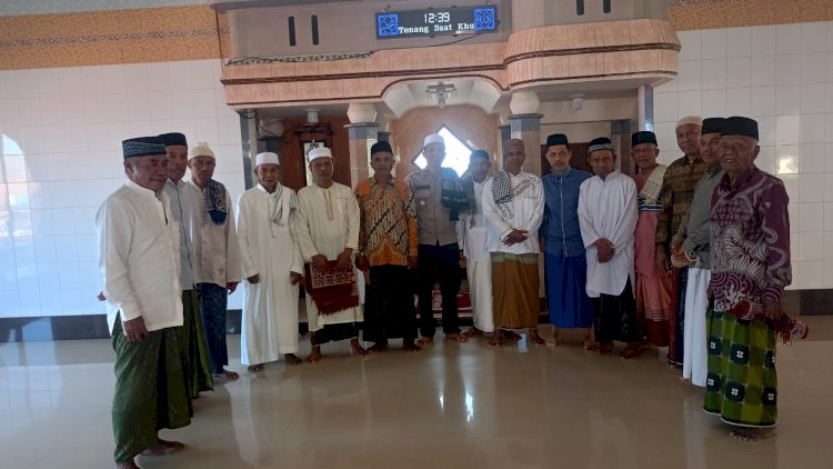 Kapolsek Ende Jadi Khatib dan Imam Sholat Jumat, Ajak Jamaah Tingkatkan Iman dan Jauhi Perbuatan Maksiat