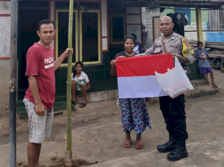 Kobarkan Semangat Nasionalisme, Bhabinkamtibmas Roworena Bagikan Bendera Merah Putih Gratis ke Warga