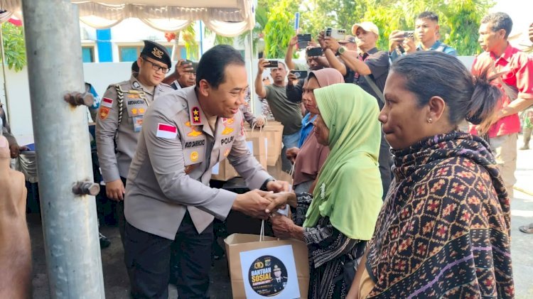 Kapolda NTT Salurkan 100 Paket Bantuan untuk Warga Sikka Pascagempa