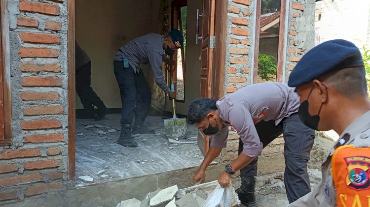 Aksi Cepat Personel Polres Ende dan Kompi 3 Batalyon B  Satbrimobda Bahu Membahu Bersihkan Puing Rumah Warga Pasca Gempa di Ndona