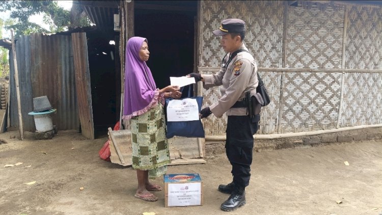 Polri Untuk Masyarakat, Kapolsek Ende Gunakan Sepeda Motor Bantu Warga Terdampak Gempa