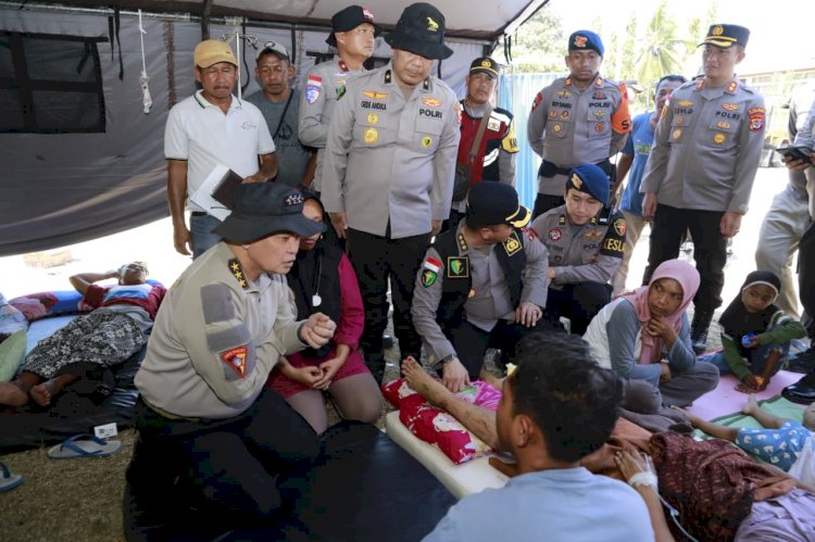 Wakapolda NTT Dampingi Astamaops Kapolri Tinjau Posko Pengungsian Korban Gempa di Reo