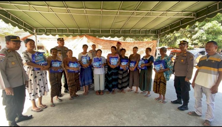 Tembus Pelosok Bencana, Polres Ende Salurkan Bansos Bagi Korban Gempa di Nangapanda
