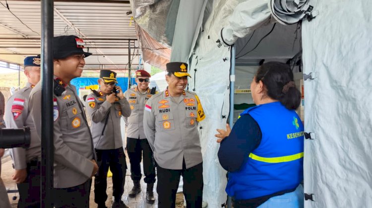 Di Tengah Gempa, Lahir Gempita: Kapolda NTT Sambangi Bayi yang Lahir Saat Bencana di RSUD Aeramo
