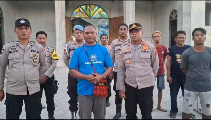 Personel Polsek Wewaria Gotong Royong Bersihkan Puing Runtuhan Gereja Paroki Emanuel Welamosa