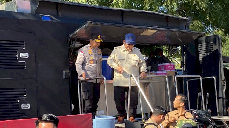 Presiden Prabowo Cek Dapur Lapangan Polri dan Water Treatment di Posko Pengungsi Danga