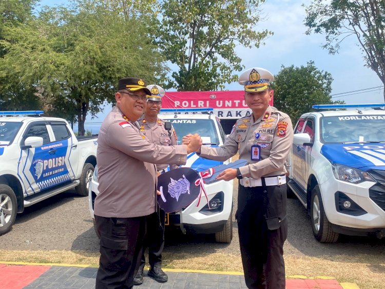 Ditlantas Polda NTT Serahkan Mobil Double Cabin untuk 7 Polres Terdampak Bencana