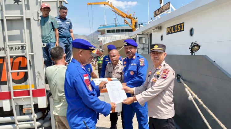 Misi Kemanusiaan Kapal Polairud KP Pomana XXII-3017 Bawa Ratusan Paket Bantuan Polda NTT untuk Tiga Kabupaten